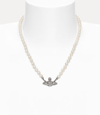Man. mini bas relief pearl necklace